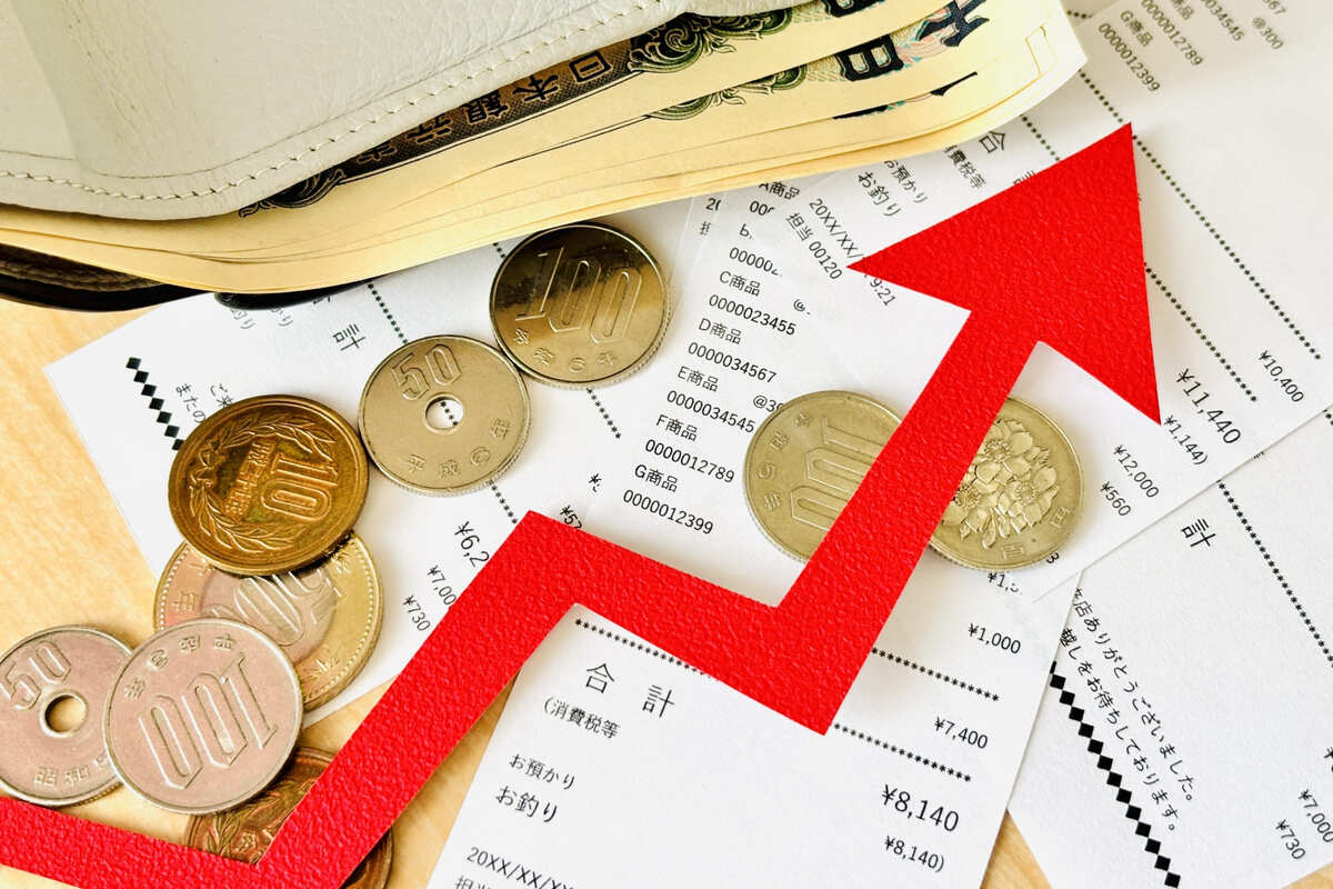 上昇矢印とレシート　生活費の高騰と物価高